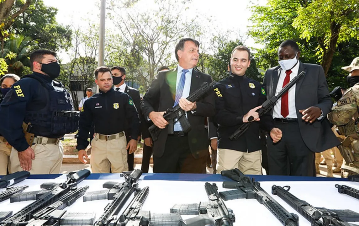 Decreto de Bolsonaro em 2019 facilitou o acesso a armas durante seu governo