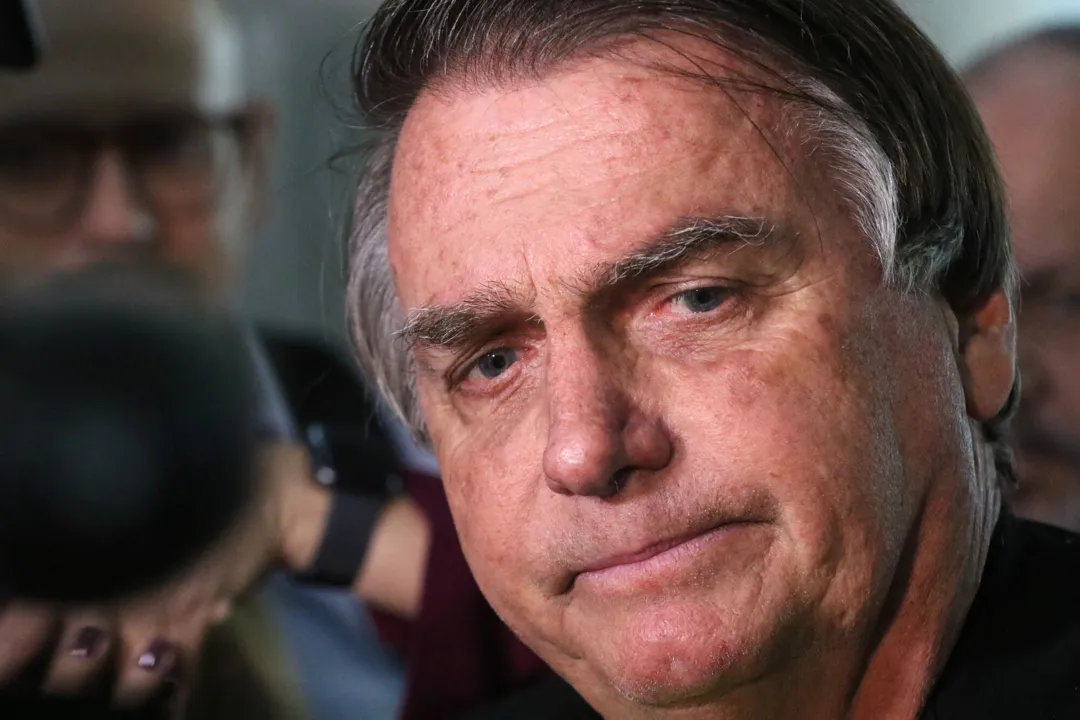 O ex-presidente Jair Bolsonaro desembarca no aeroporto Santos Dumont e fala sobre o julgamento no TSE que pode torná-lo inegelível