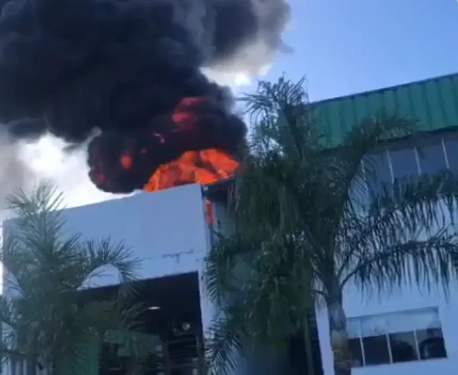 O incêndio começou por volta de 15h30 e foi debelado por bombeiros
