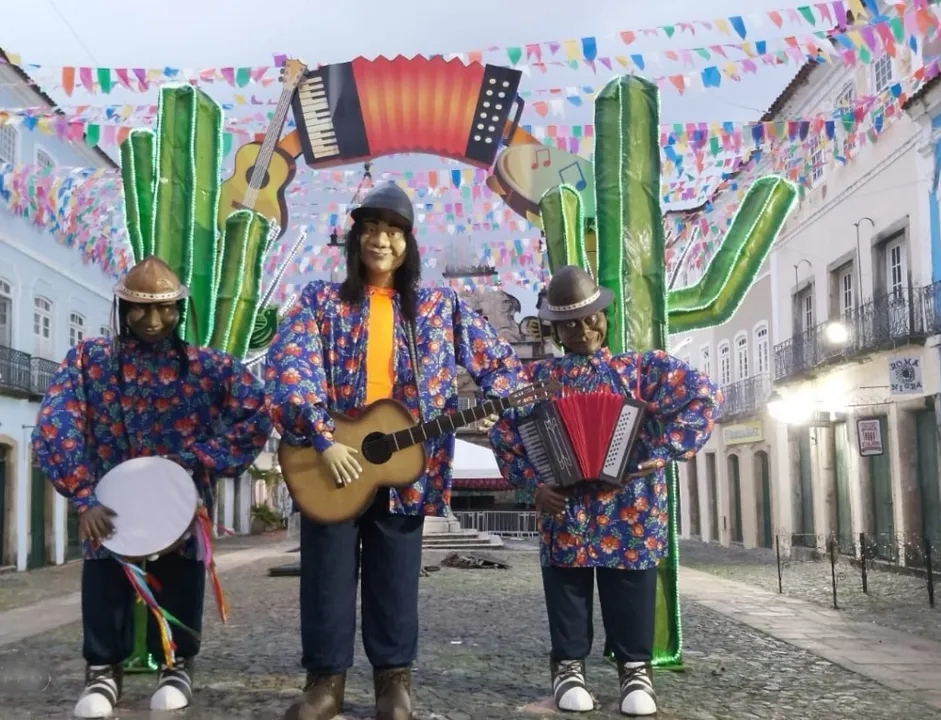 Imagem ilustrativa da imagem Bonecos, bandeiras e balões enfeitam Centro Histórico para o São João