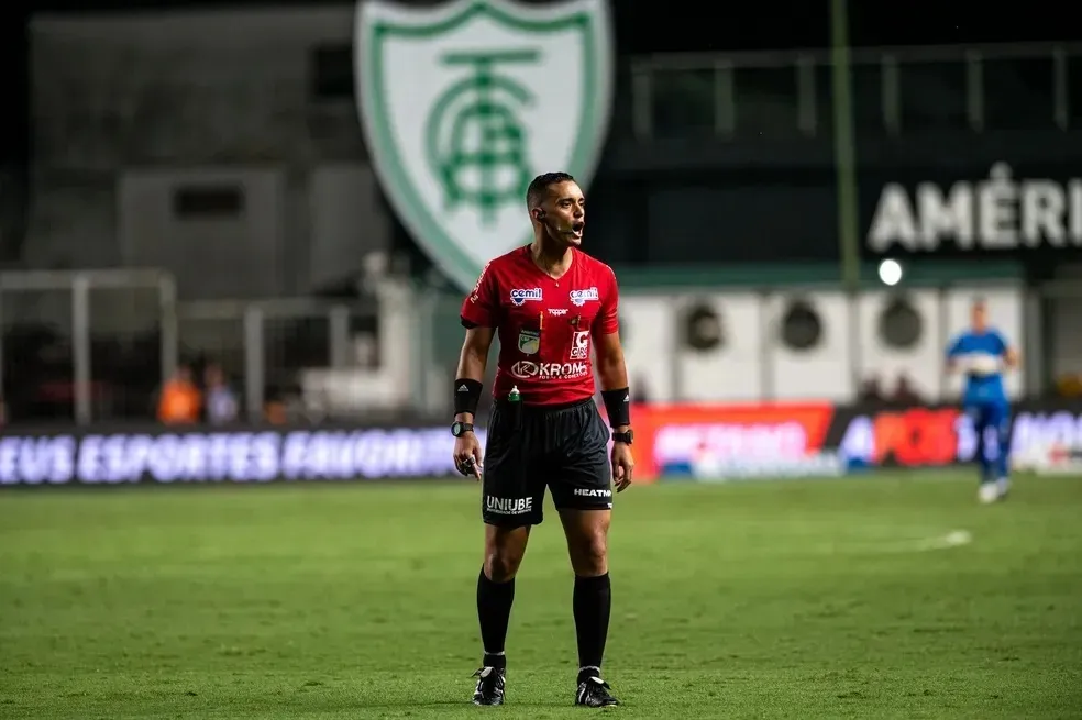 Andre Luiz Policarpo Bento vai apitar o jogo na Arena Fonte Nova