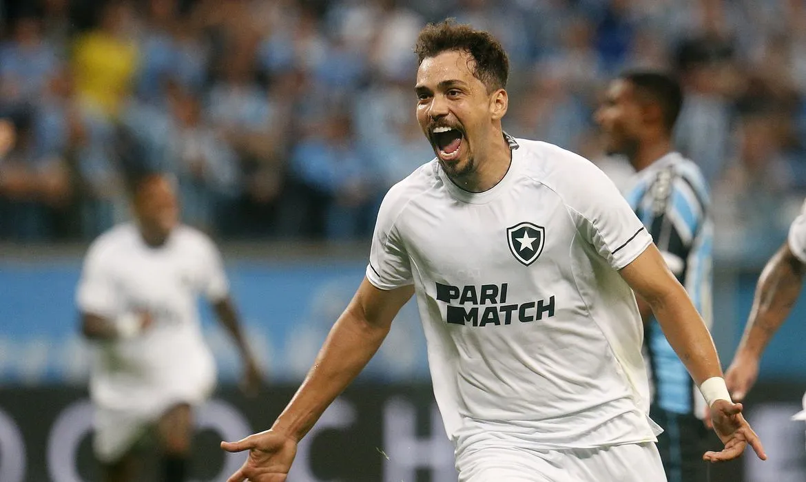 Carlos Alberto celebra o gol da vitória do Botafogo diante do Grêmio