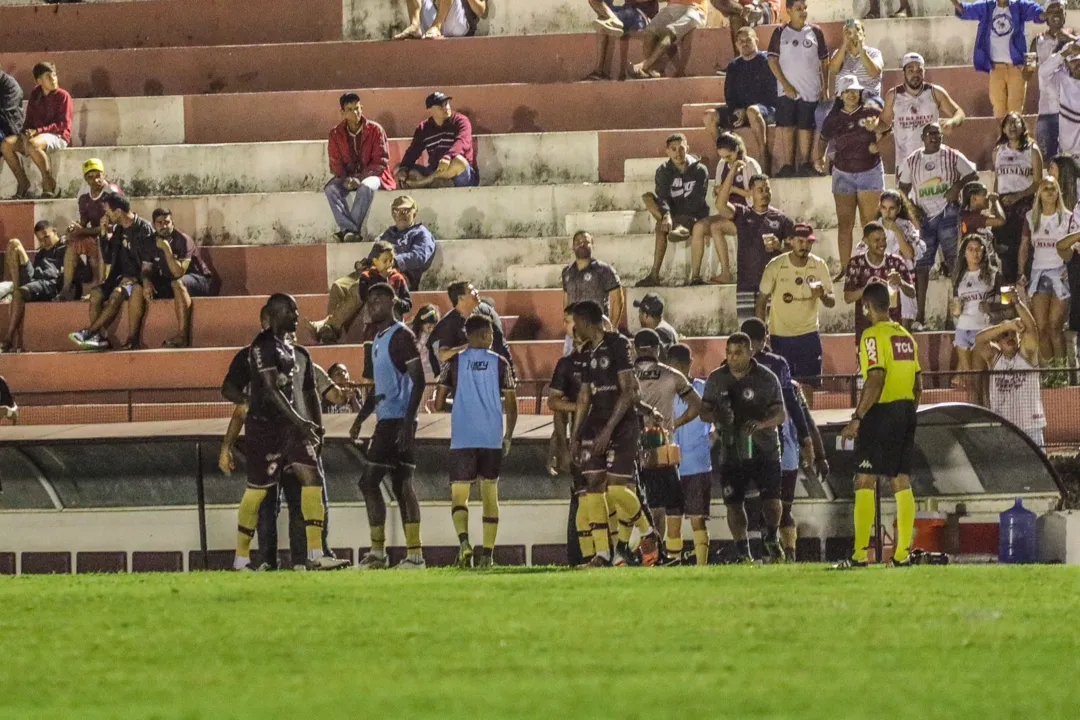 Jogadores  do Jacuipense comemoram resultado importante diante do torcedor de Riachão