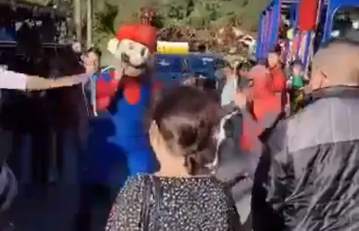 Super Mario tirou parte da fantasia para entrar em briga