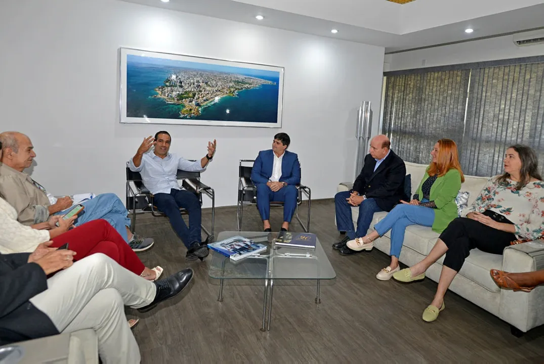 Prefeito conversa com representantes do grupo A TARDE