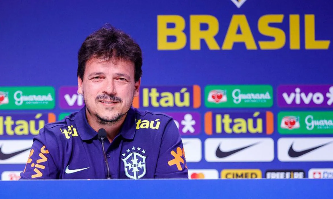 Partida marca a estreia do treinador à frente da Pentacampeã mundial