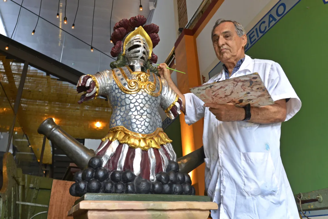 José Dirson Argolo, mestre do restauro, restaurando a armadura do Caboclo na Lapinha