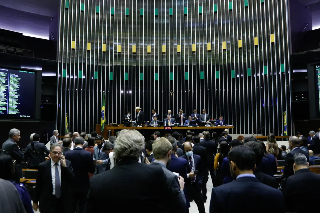 Neste momento, os deputados analisam destaques apresentados por partidos que pedem mudanças no texto