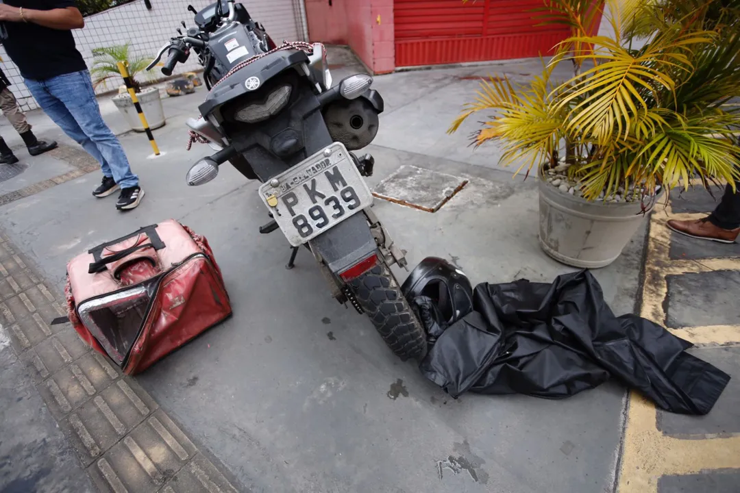Suspeito abandonou moto usada no crime