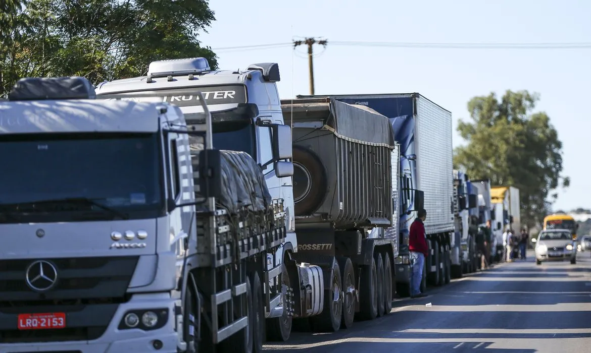 Caminhoneiros e taxistas inscritos nos auxílios receberam R$ 1 mil mensais entre julho e dezembro de 2022