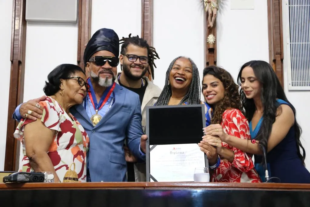 Brown recebe a Comenda 2 de Julho ao lado da mãe, Dona Madalena, e dos filhos artistas, Chico Brown e Clara Buarque.