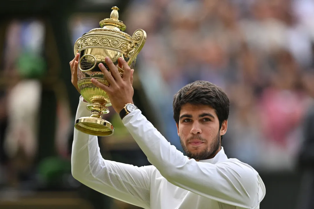 Espanhol de 20 anos, que já tinha sido campeão do US Open em 2022, levanta seu segundo título de Grand Slam em sua terceira participação em Wimbledon