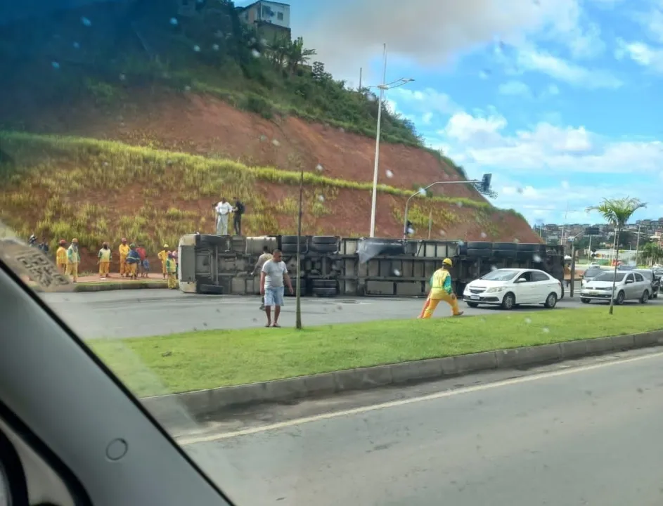 Carreta 'virou' na Avenida 29 de Março