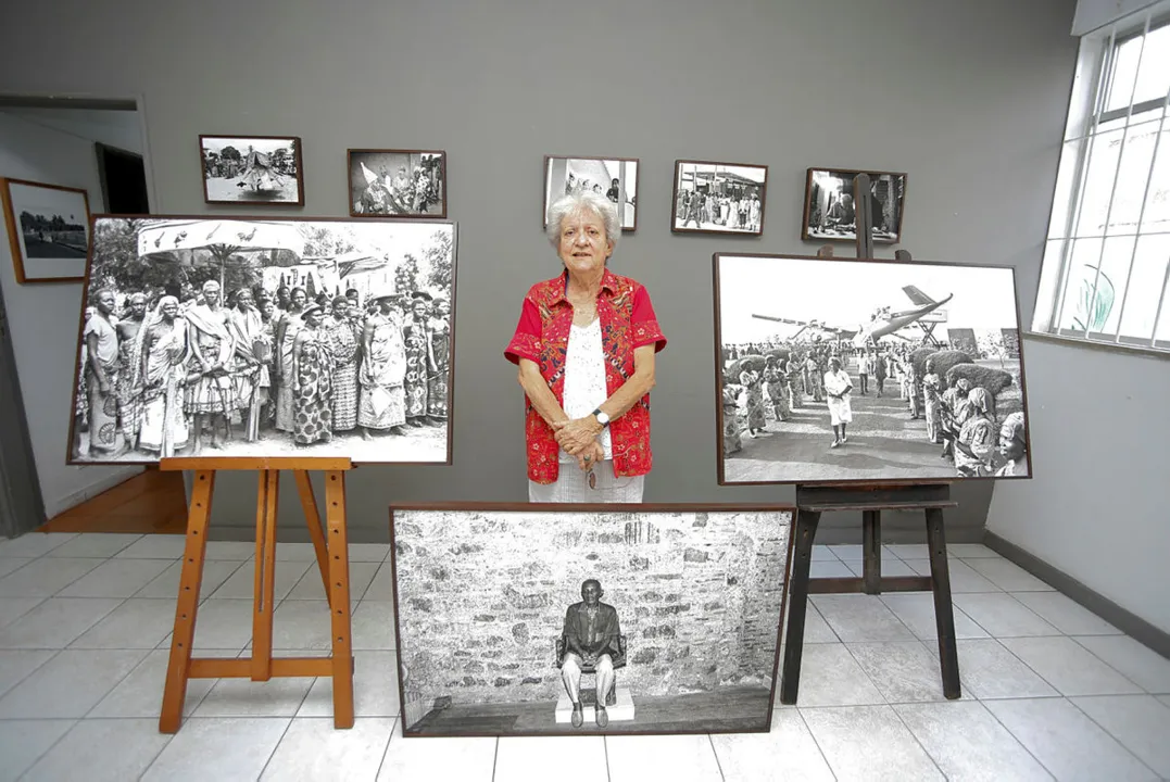 Arlete Soares posa com fotos inéditas que estarão na exposição