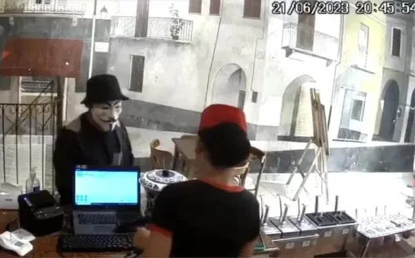 Homem foi flagrado assaltando tradicional sorveteria de Porto Seguro mascarado