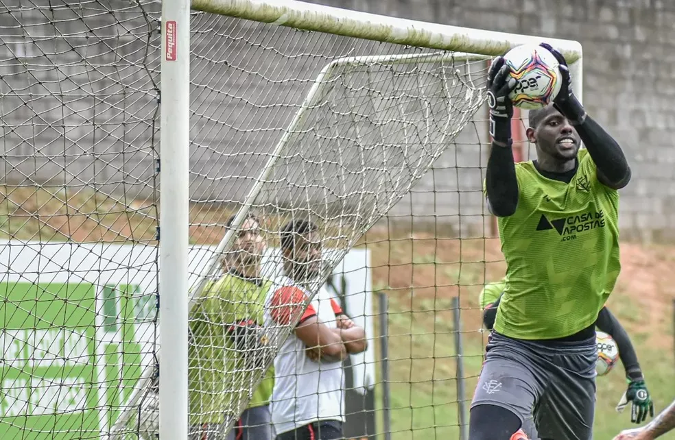 Goleiro Caíque foi vítima de racismo em jogo do Ypiranga-RS