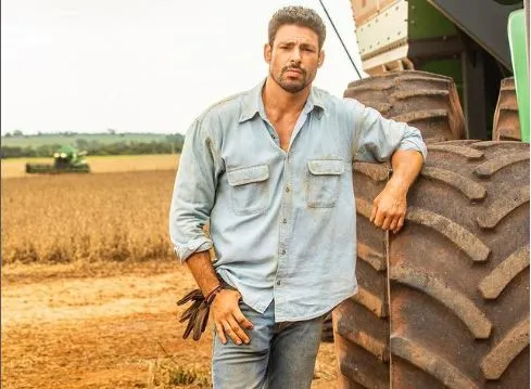 Ator de sucesso em várias novelas, Cauã atua como o produtor rural Caio, na trama das 21h da TV Globo.