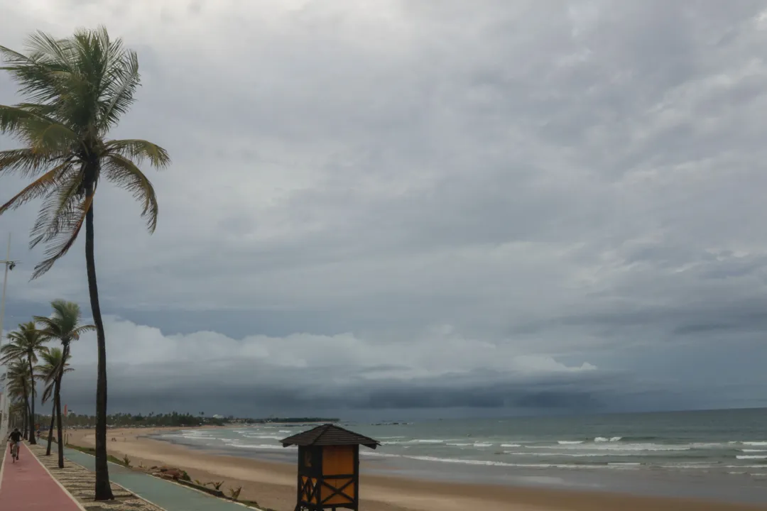 De acordo com a previsão do tempo, divulgada pela Defesa Civil de Salvador (Codesal), esta sexta fica com céu nublado a parcialmente nublado, com chances de até 70% de chuvas fracas