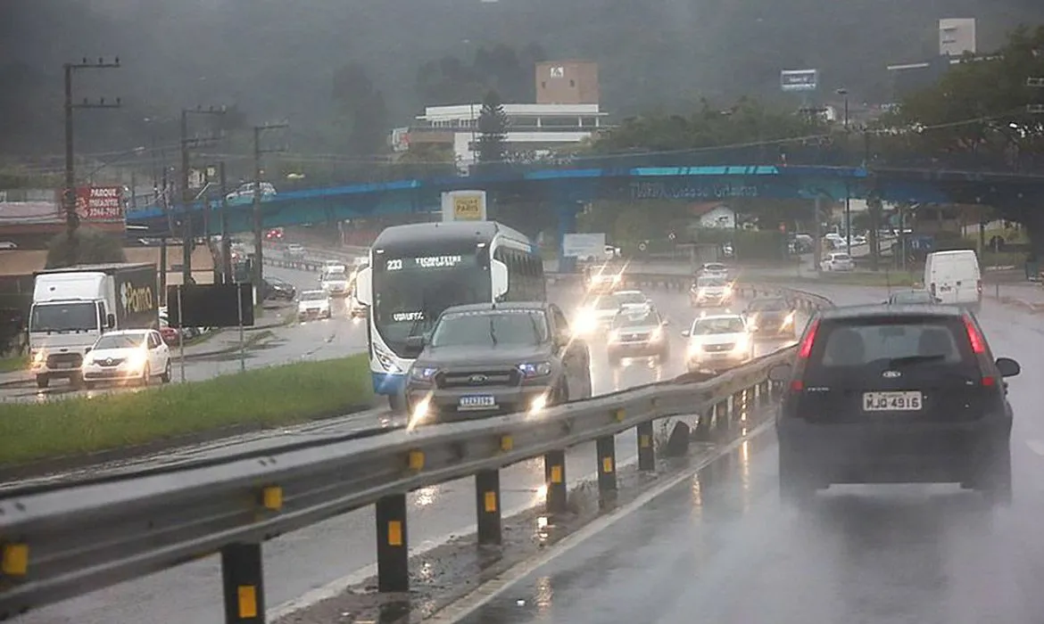 Massa de ar frio que acompanha o fenômeno leva baixas temperaturas para regiões afetadas