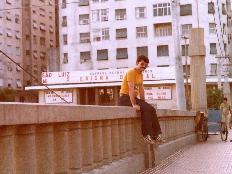 "Retratos Fantasmas” traz o passado e o presente de cinemas de rua do Centro de Recife, transformados em ruínas, igrejas ou lojas