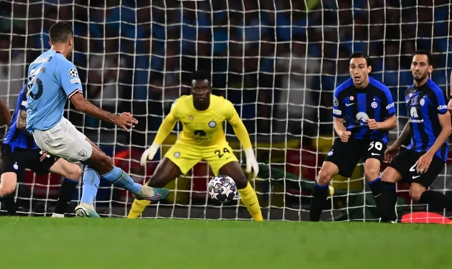 Com um chute colocado Rodri deslocou o goleiro Onana