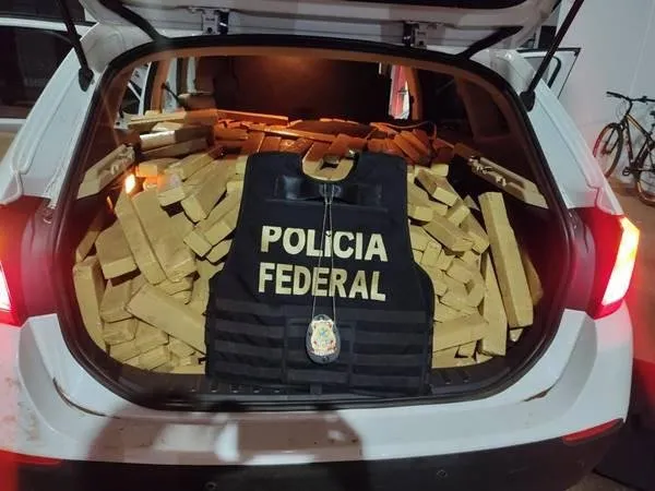 PRF fez verificação da placa e constatou que pertencia a outro carro com registro de roubo