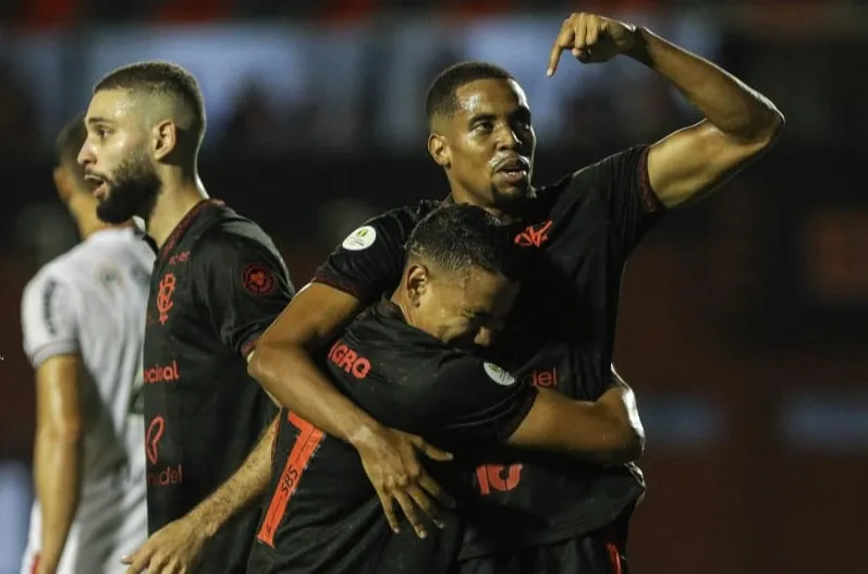 Zé Hugo recebe os agradecimentos de Iury Castilho após o segundo gol do Vitória