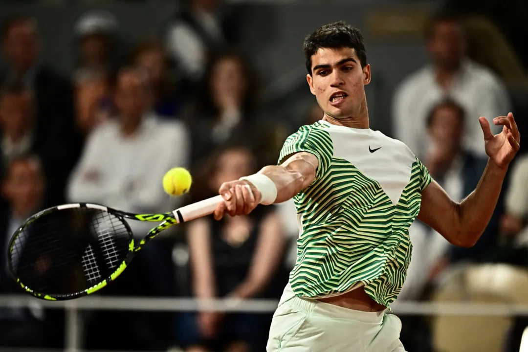Carlos Alcaraz vence Tsitsipas e avança para semifinal