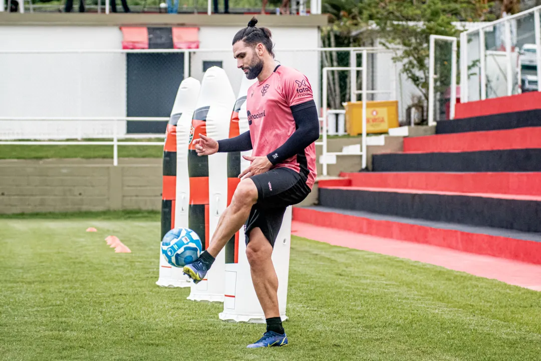 Léo Gamalho voltou a treinar no campo