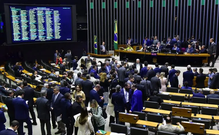 Foram 382 votos a favor no primeiro turno e 375 no segundo, que confirmaram a vitória do governo.