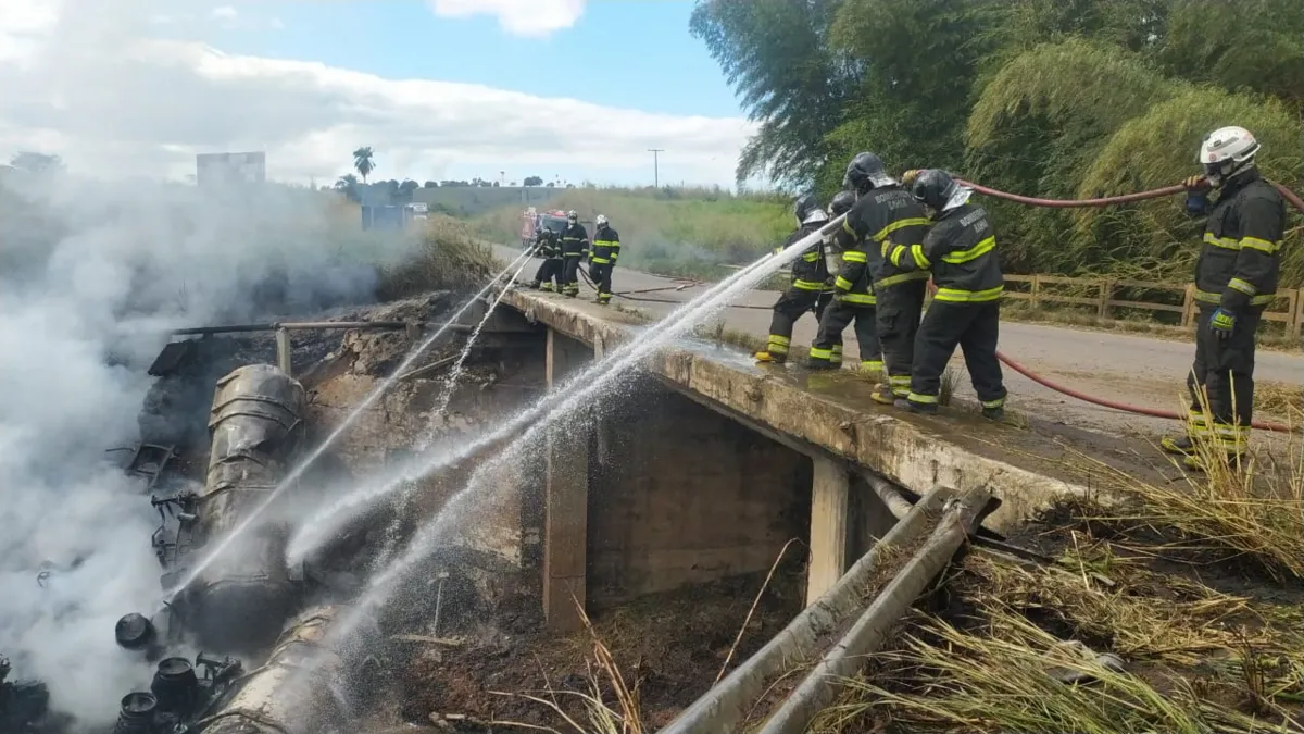 Corpo de Bombeiros foi acionado e conseguiu controlar o fogo