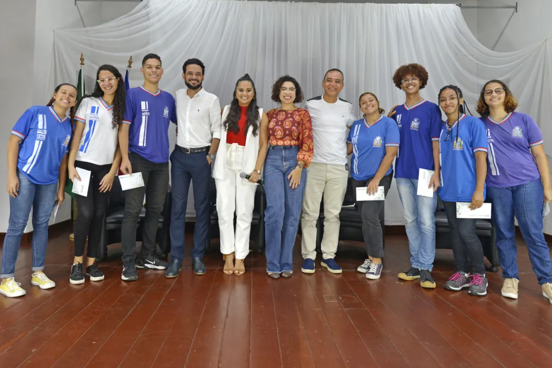 O colégio Estadual Thales de Azevedo foi palco para o programa mediado por Lais Rocha com a participação dos historiadores Rafael Dantas, Marianna Farias e Jair Cardoso, e de uma plateia composta por alunos do terceiro ano