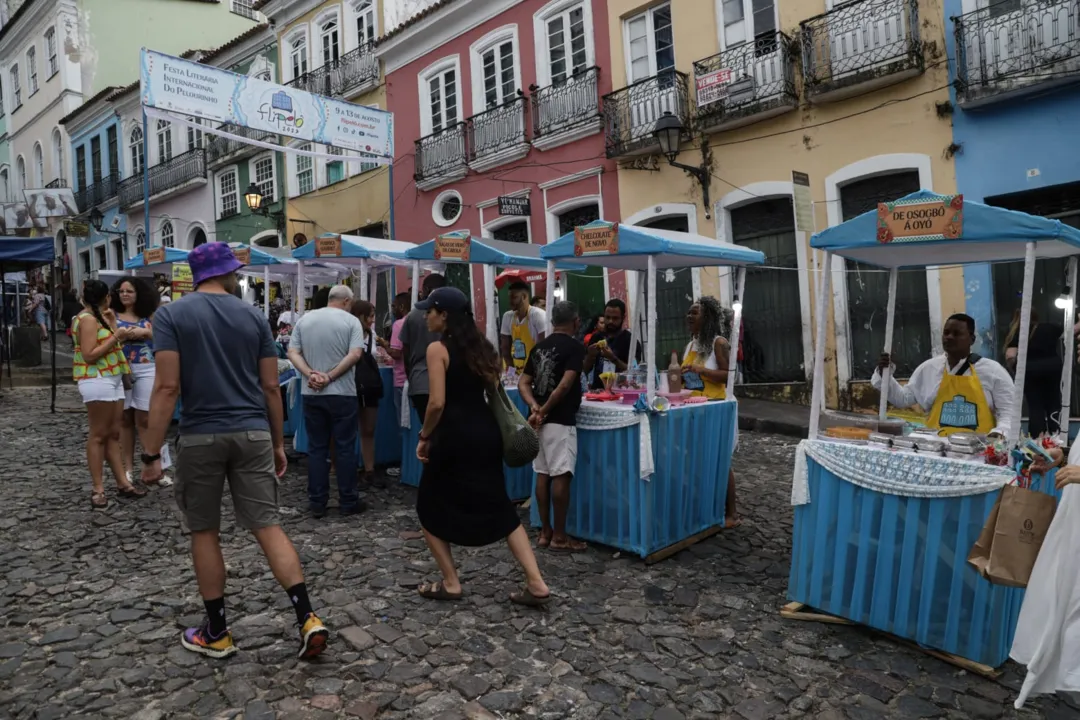 Programação inclui mesas de debates, bate-papos, lançamentos de livros e shows