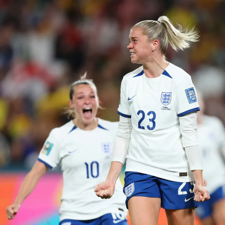 Alessia Russo celebra o primeiro gol inglês diante da Colômbia