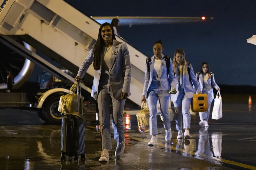 Seleção Brasileira durante o desembarque em Gold Coast, na Austrália