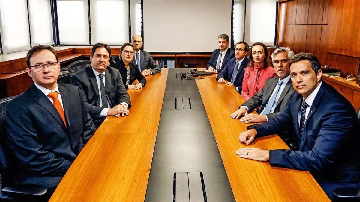 O Copom é formado pelo presidente e por diretores do Banco Central e é o responsável por fixar os juros básicos da economia