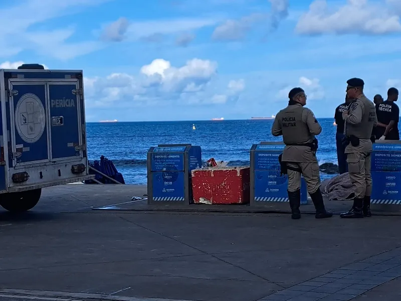 Corpo foi encontrado dentro de um isopor, na orla do Porto da Barra