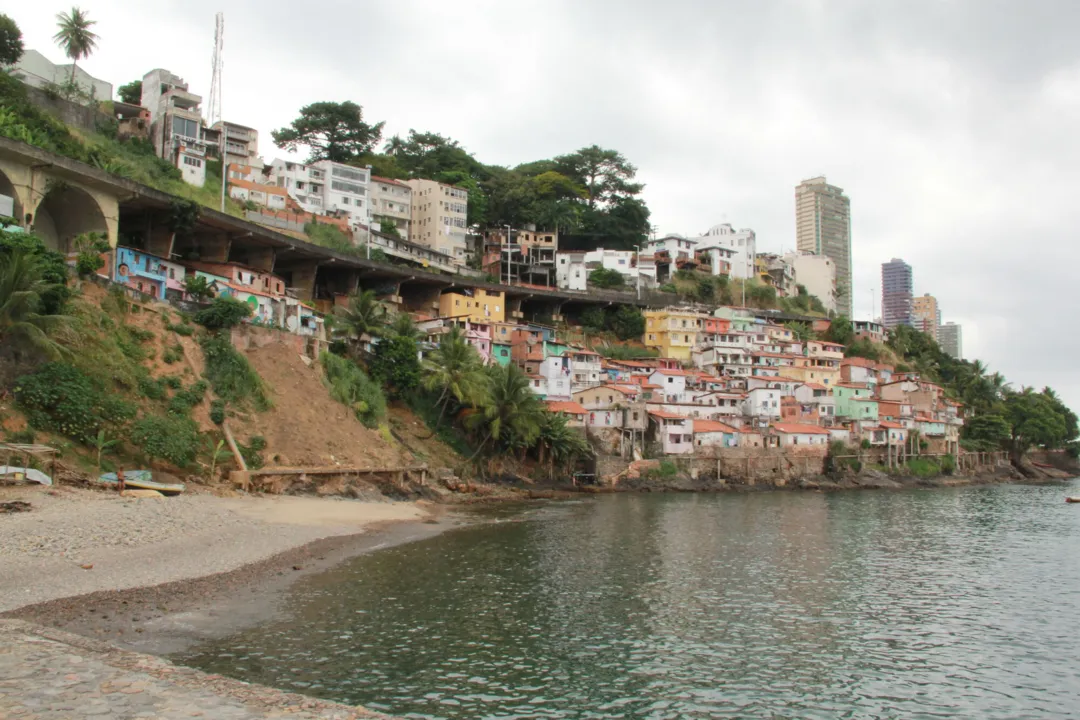 A vítima seria um morador da comunidade que foi sequestrado por traficantes horas antes