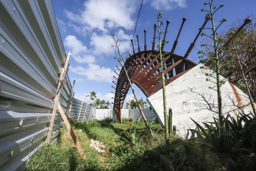 Escultura de Ray Vianna enferrujada e cercada por tapumes, além de equipamentos danificados, evidenciam abandono da orla de Piatã