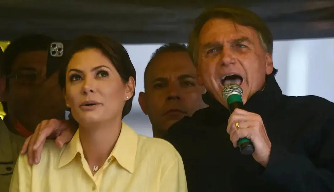 Ex-presidente do Brasil, Jair Bolsonaro, ao lado da ex-primeira-dama, Michelle