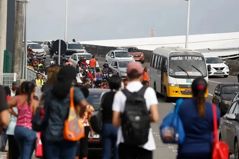 Passageiros enfrentam transtornos da greve dos rodoviários na RMS