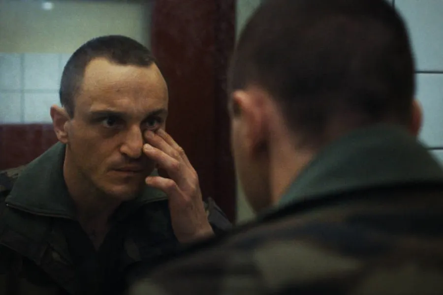 Disco Boy se vende como um filme de guerra, mas preocupação maior está em arco de transformação e conscientização