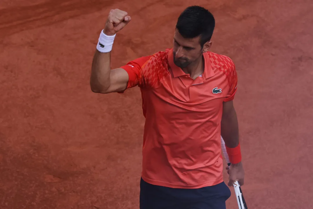 Djokovic vence e avança para semifinal