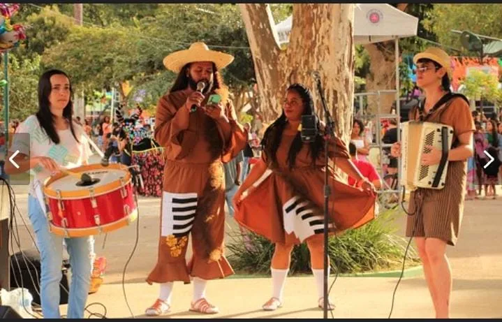 O trio do Arrasta-pé Zona Rural está comemorando 20 anos de arrastão