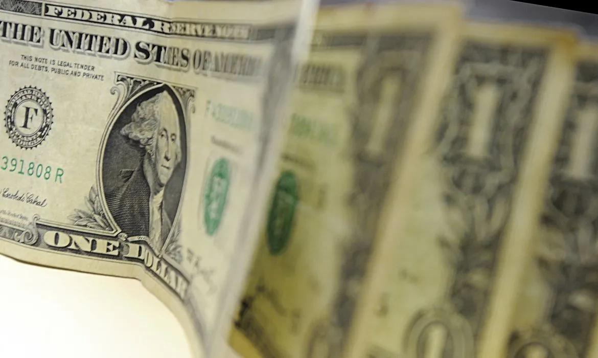 dólar voltou a cair para abaixo de R$ 5 e atingiu o menor valor em pouco mais de duas semanas