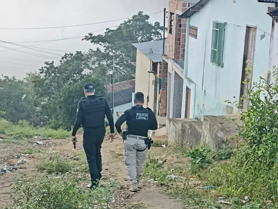 Policiais combatem o tráfico de drogas na zona rural de Itamaraju
