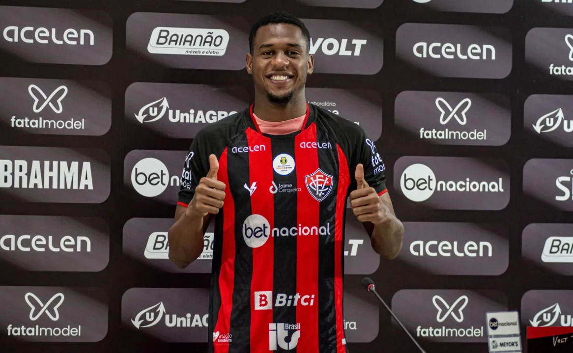 Dudu veste camisa do Vitória em apresentação no Barradão