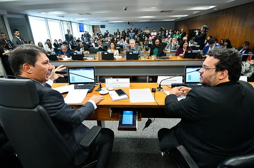 O presidente da CPMI do 8 de Janeiro, Arthur Maia (União Brasil), e o repórter fotográfico Adriano Machado