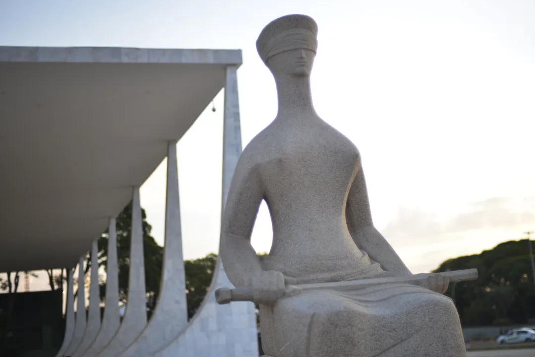 O cenário
 inspira voltar 
os pensamentos 
para os conflitos 
entre moralidade 
e legalidade