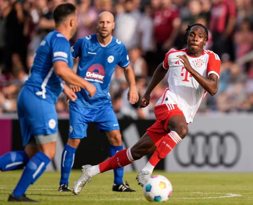 Mathys Tel foi um dos artilheiros do jogo, com cinco gols